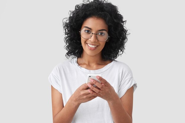 Retrato de mujer morena con pelo rizado