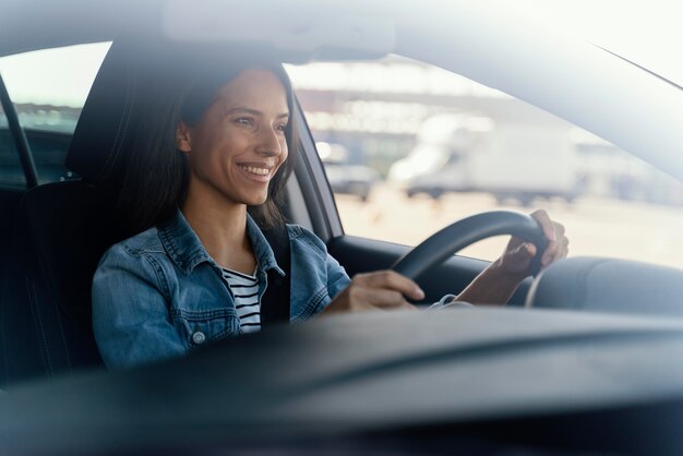 Retrato de mujer morena en su coche