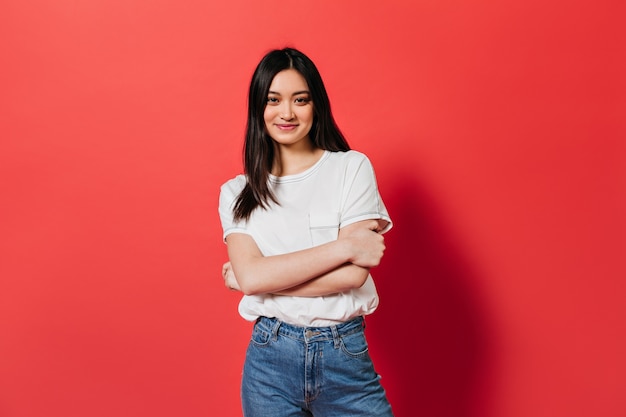 Retrato de mujer morena vestida con camiseta blanca