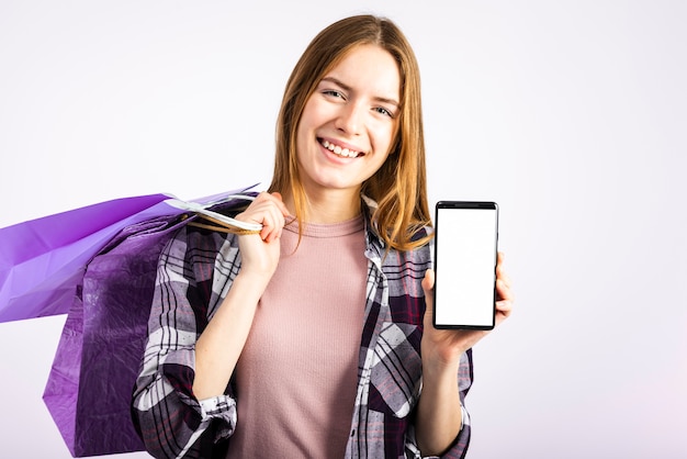 Foto gratuita retrato mujer mostrando teléfono a la cámara