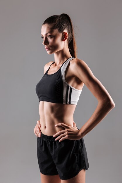 Retrato de una mujer motivada fitness slim posando