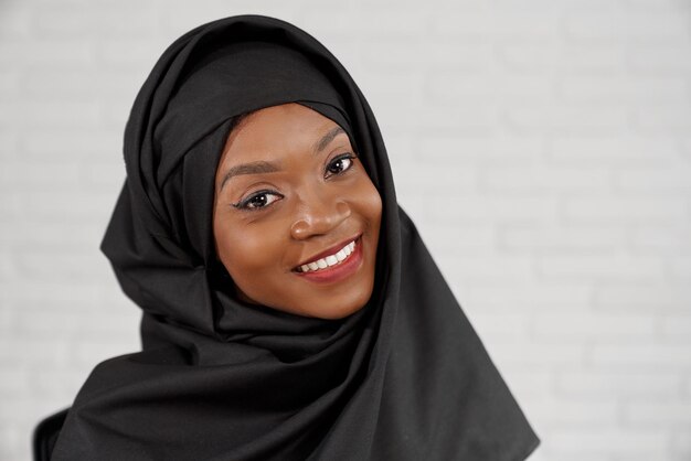 Retrato de mujer musulmana africana bonita en hiyab negro