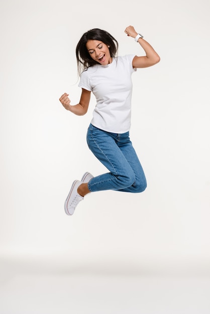 Retrato de una mujer muy alegre saltando