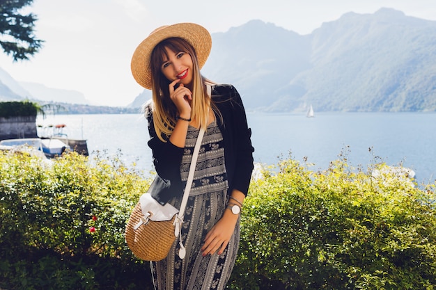 Retrato de mujer muy elegante posando en el lago de Como