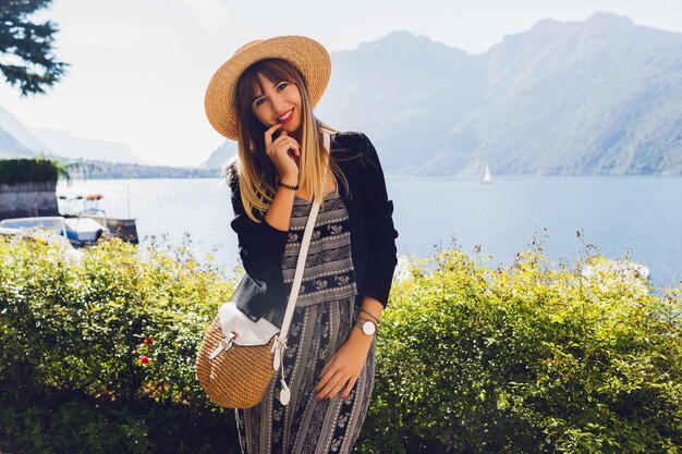 Retrato de mujer muy elegante posando en el lago de Como
