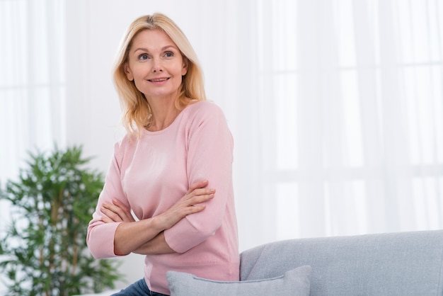 Retrato de mujer muy madura mirando a otro lado