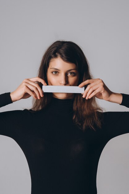 Retrato de una mujer muy sonriente posando aislado