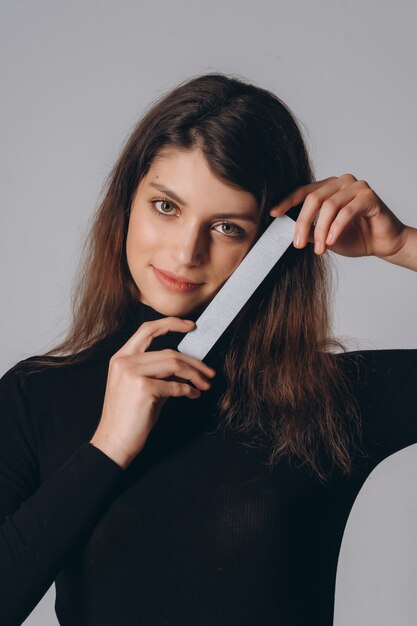 Retrato de una mujer muy sonriente posando aislado