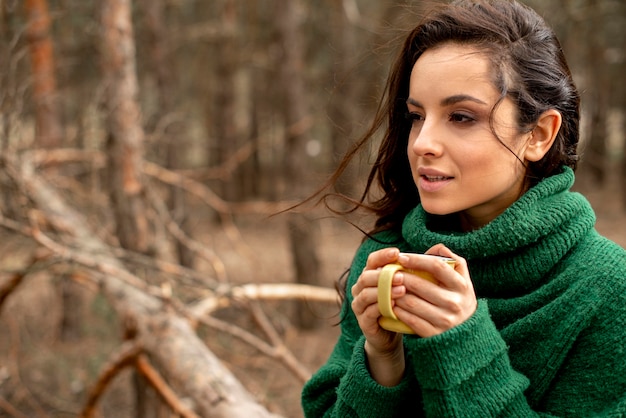 Foto gratuita retrato mujer en la naturaleza disfrutando de té