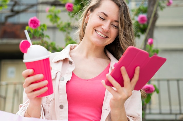 Foto gratuita retrato de mujer navegando por teléfono móvil