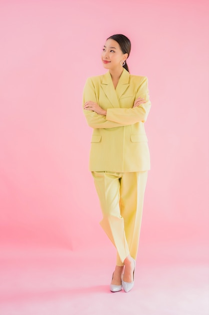 Retrato de mujer de negocios asiática joven hermosa sonrisa en acción en color rosa