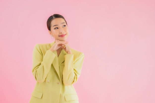 Retrato de mujer de negocios asiática joven hermosa sonrisa en acción en color rosa