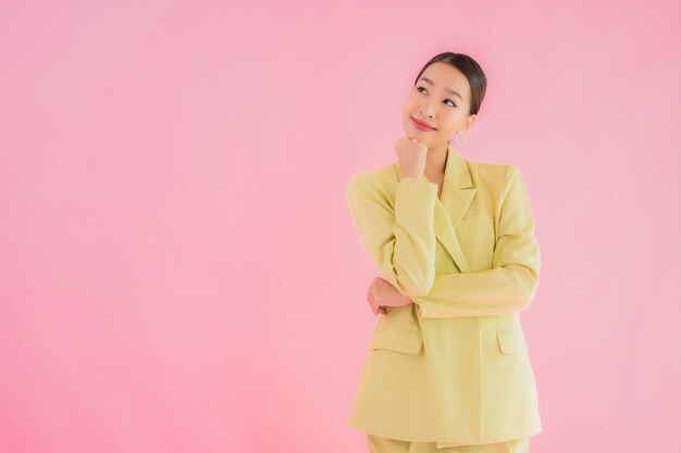 Retrato de mujer de negocios asiática joven hermosa sonrisa en acción en color rosa