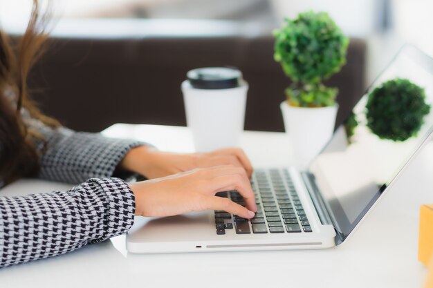 Retrato mujer de negocios asiática joven hermosa trabajar desde casa con ordenador portátil