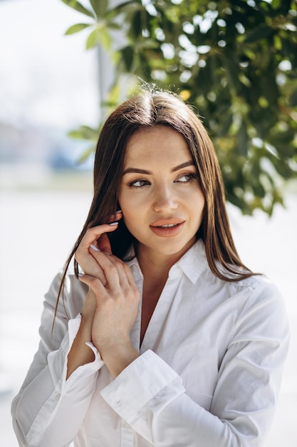 retrato, de, mujer de negocios, en, camisa blanca, posición, en, oficina