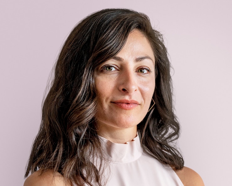 Foto gratuito retrato de mujer de negocios confiada, cara sonriente