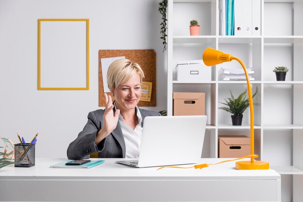 Retrato de mujer de negocios de edad media en oficina