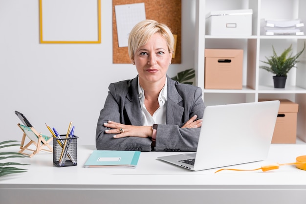 Retrato de mujer de negocios de edad media en oficina