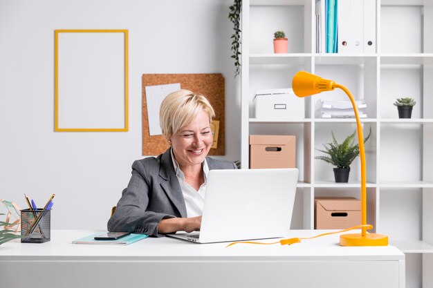 Retrato de mujer de negocios de edad media en oficina