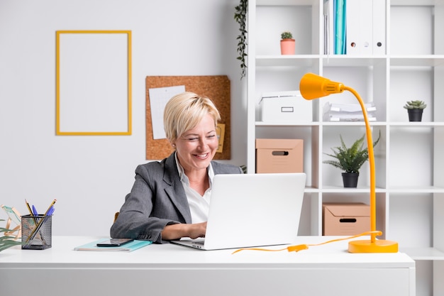 Retrato de mujer de negocios de edad media en oficina