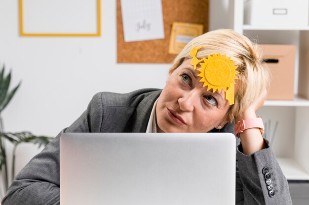 Retrato de mujer de negocios de edad media en oficina