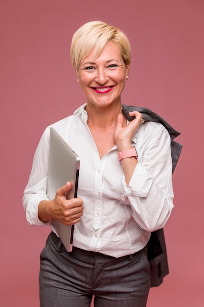 Retrato de mujer de negocios de edad media