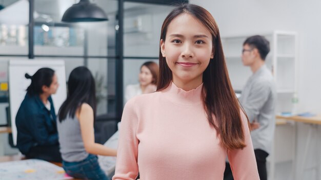 Retrato de mujer de negocios ejecutiva hermosa exitosa ropa casual elegante mirando a la cámara y sonriendo