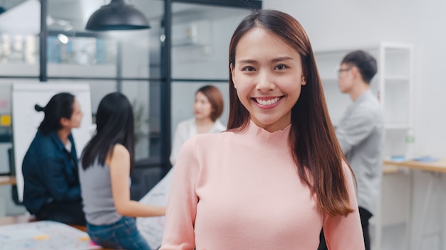 Retrato de mujer de negocios ejecutiva hermosa exitosa ropa casual elegante mirando a la cámara y sonriendo