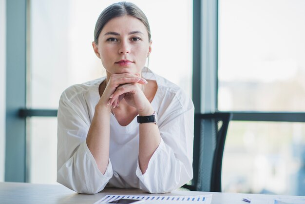 Retrato de una mujer de negocios en un escritorio