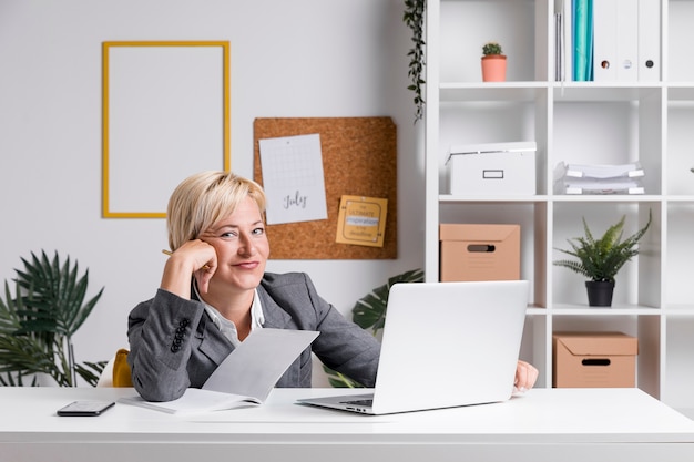 Foto gratuita retrato de mujer de negocios en escritorio