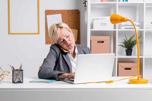 Retrato de mujer de negocios en escritorio