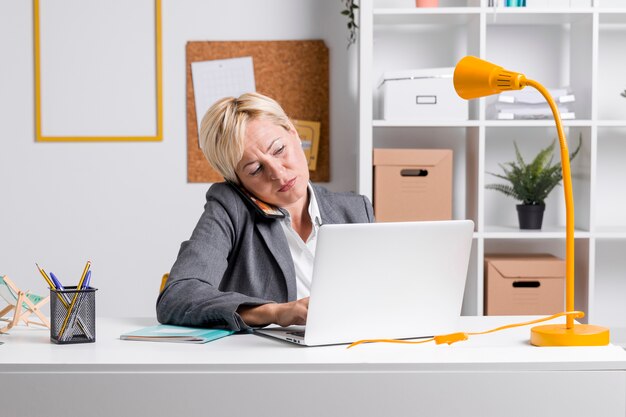 Retrato de mujer de negocios en escritorio