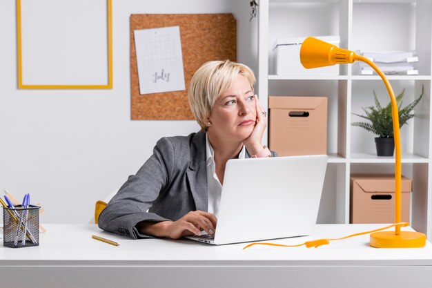 Retrato de mujer de negocios en escritorio