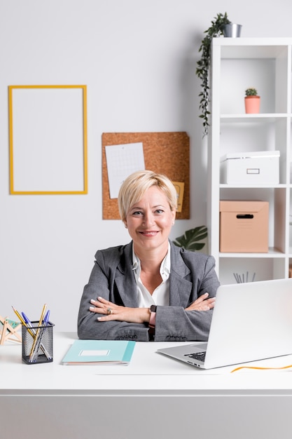 Retrato de mujer de negocios en escritorio