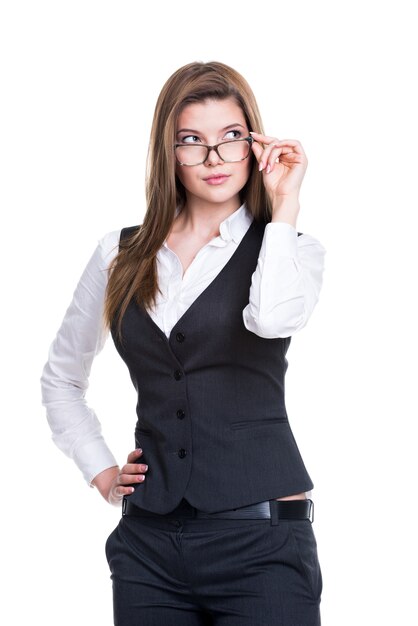 Retrato de mujer de negocios exitosa mirando hacia arriba con un traje gris y gafas - aislado en blanco.