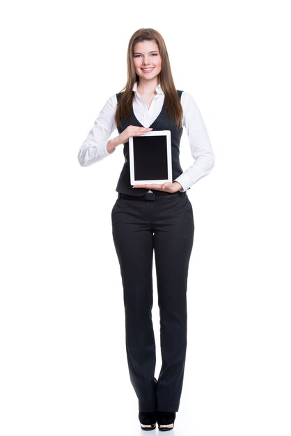 Retrato de mujer de negocios feliz joven hermosa que sostiene la tableta con la pantalla en blanco en toda su longitud - aislado en blanco.