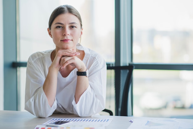 Retrato de una mujer de negocios guapa