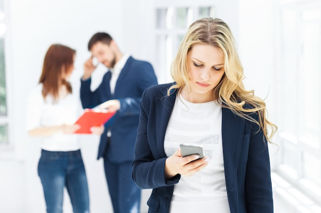 Retrato de mujer de negocios hablando por teléfono en la oficina