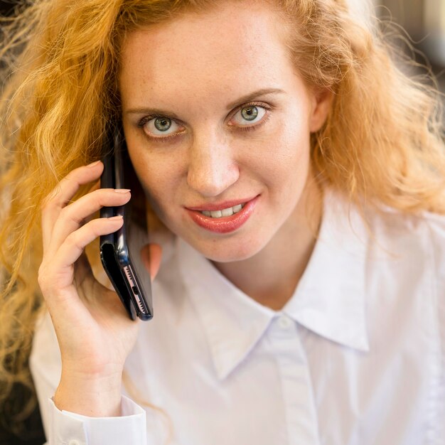 Retrato de mujer de negocios hablando por teléfono