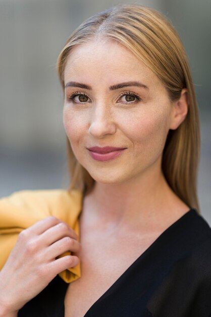 Retrato de mujer de negocios hermosa