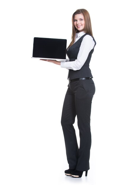 Retrato de mujer de negocios joven exitosa sosteniendo portátil en longitud completa - aislado en blanco.