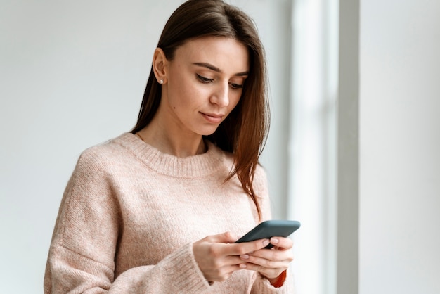 Foto gratuita retrato de mujer de negocios joven con móvil