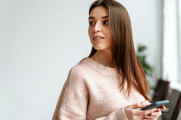 Retrato de mujer de negocios joven con móvil