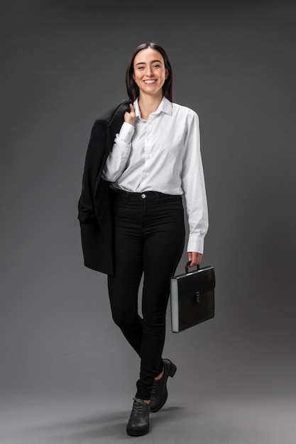 Retrato, mujer de negocios, llevando, traje formal