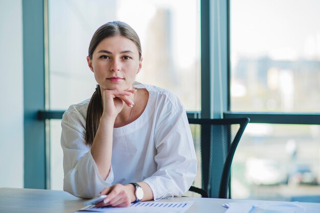 Retrato de una mujer de negocios moderna