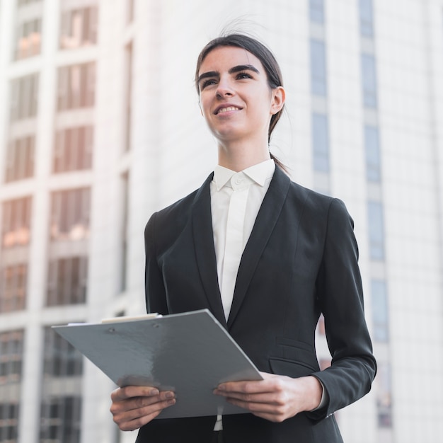 Foto gratuita retrato de mujer de negocios moderna