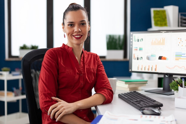 Foto gratuita retrato de mujer de negocios en la oficina corporativa sentados frente al escritorio