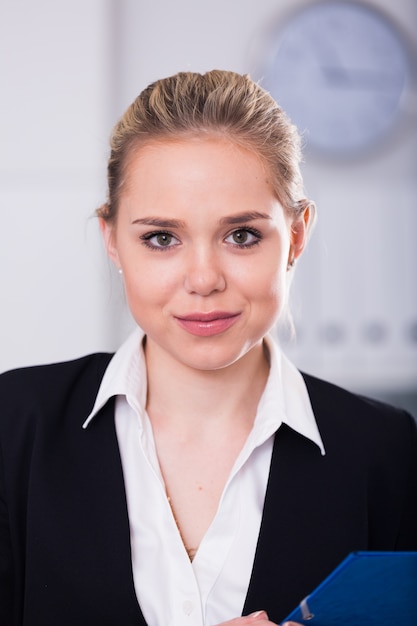 Retrato de mujer de negocios en la oficina