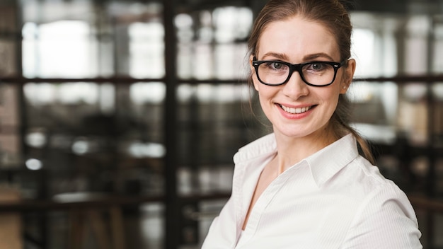 Retrato de mujer de negocios profesional en el interior