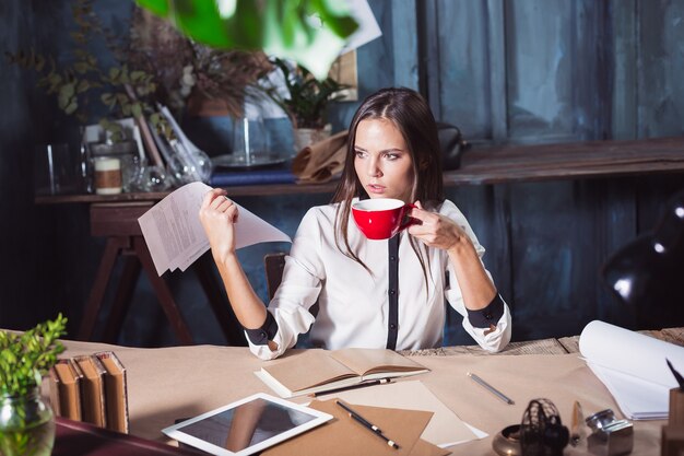 Retrato de una mujer de negocios que trabaja en la oficina